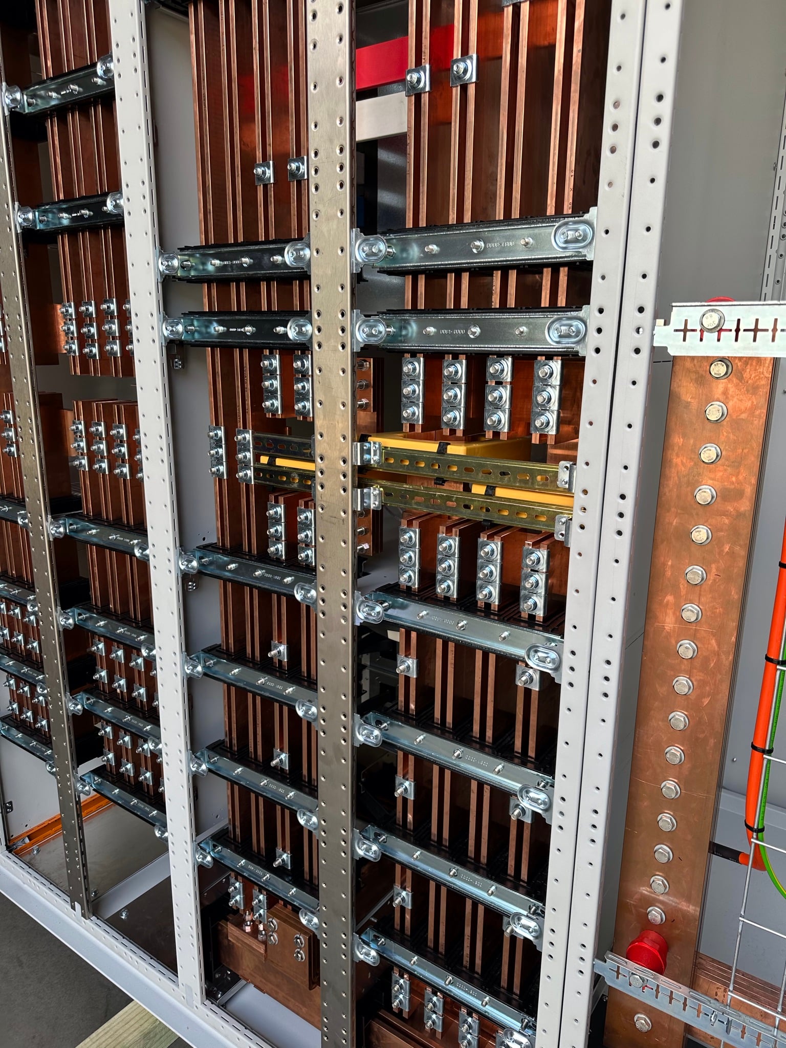Busbar chamber and cable zone inside an I2R main switchboard